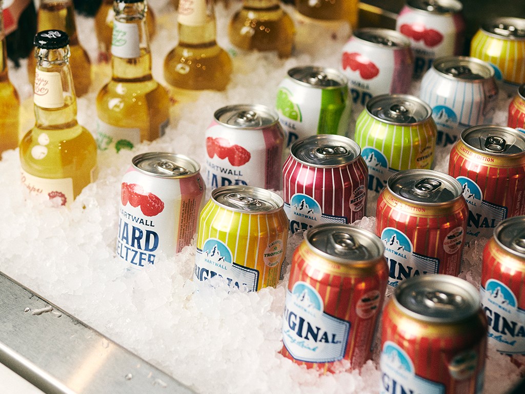 Juomatölkkejä jääpalojen päällä