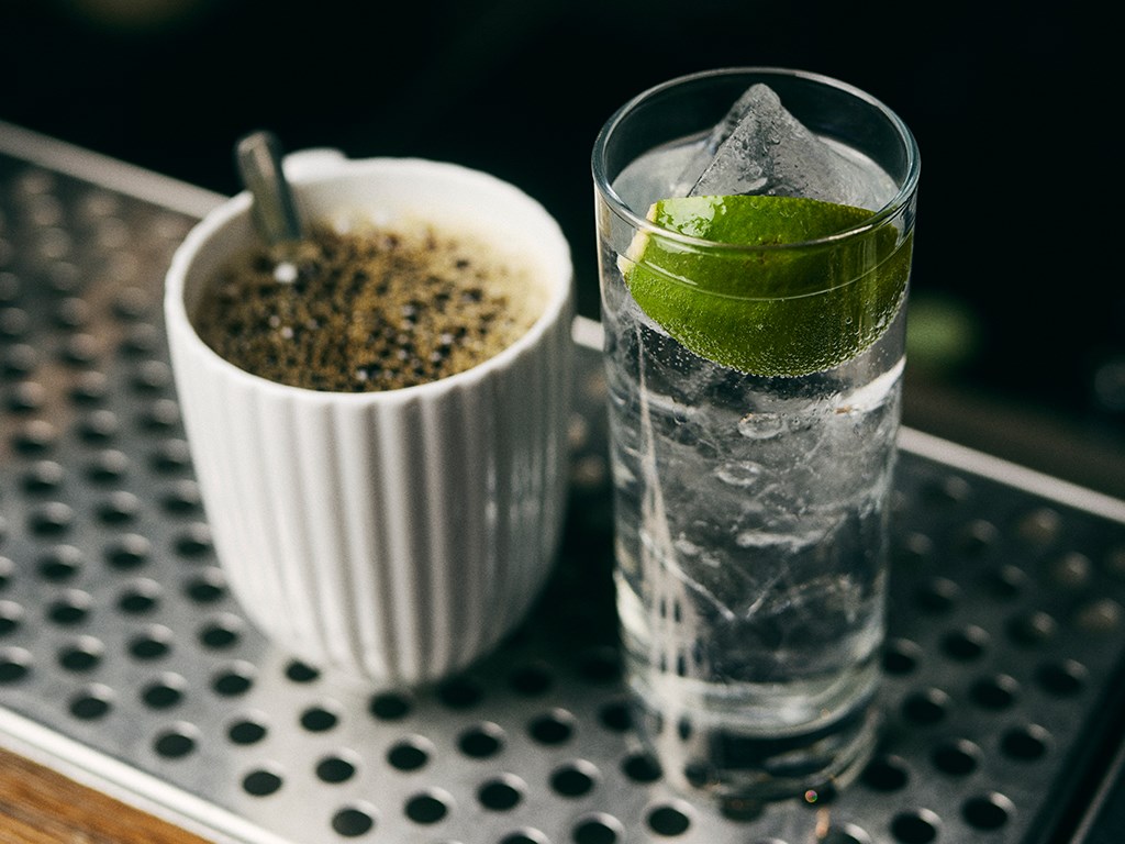 Kahvikuppi ja cocktail