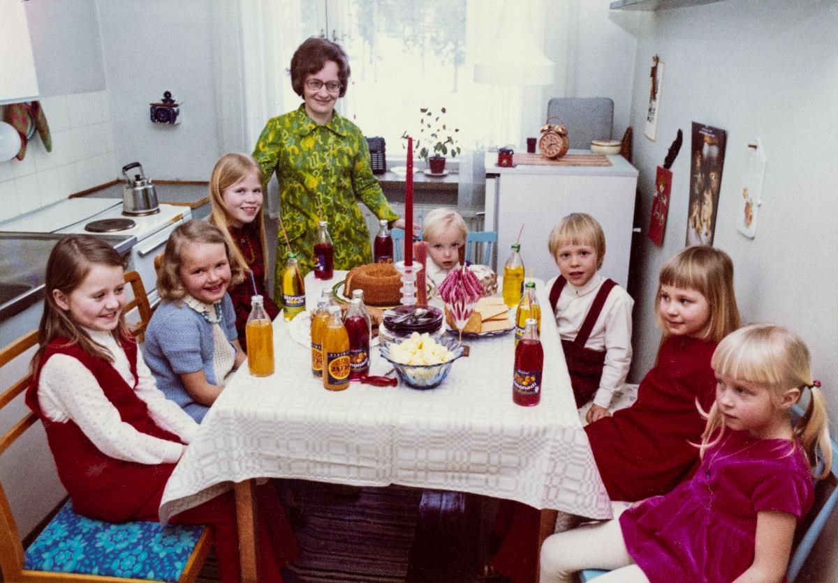 7-vuotiaan Jounin syntymäpäiväjuhlat vuonna 1970. Kansatieteen kuvakokoelma, Museovirasto.