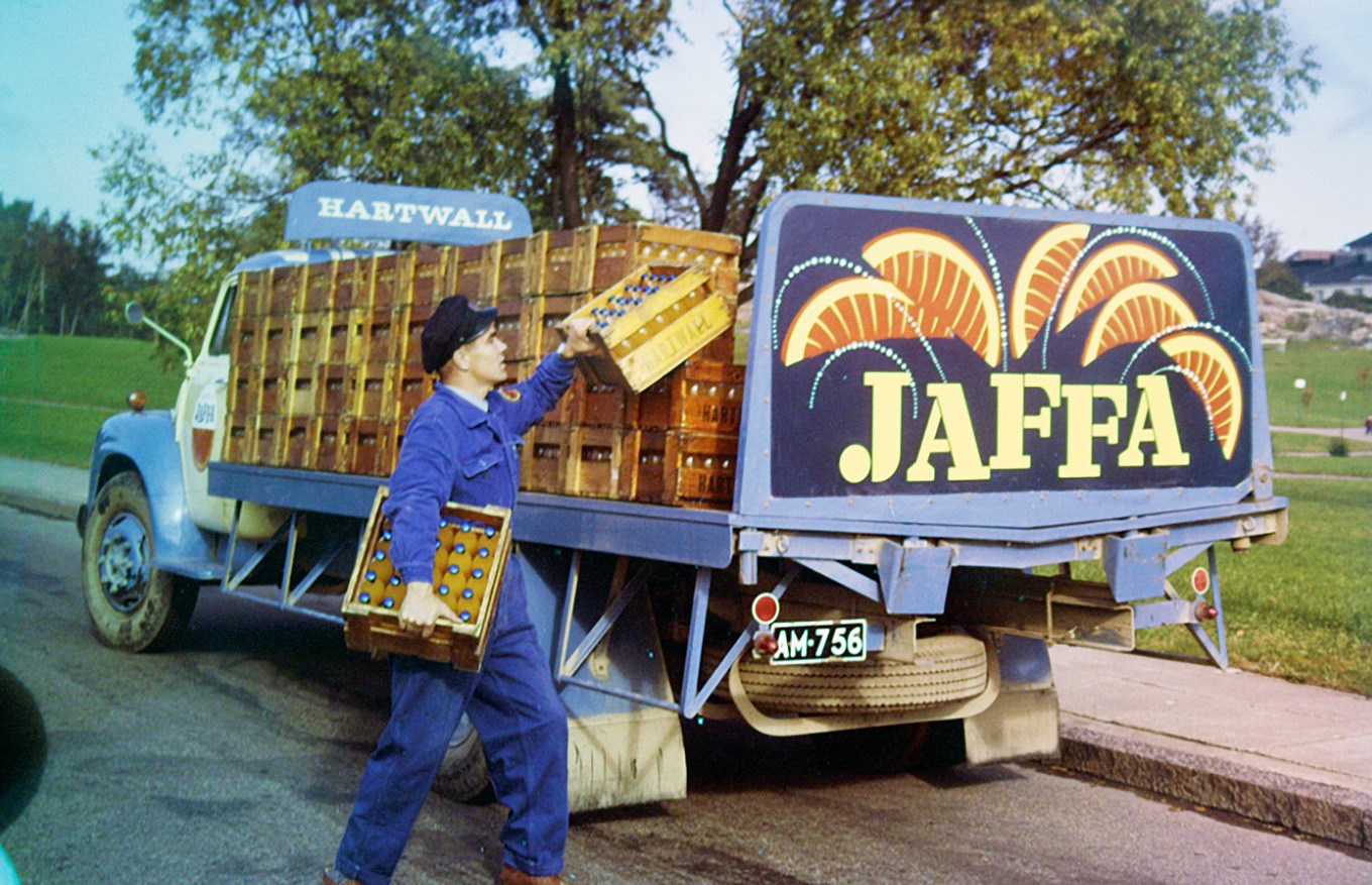 Kuljettaja purkaa Jaffoja auton kuormasta