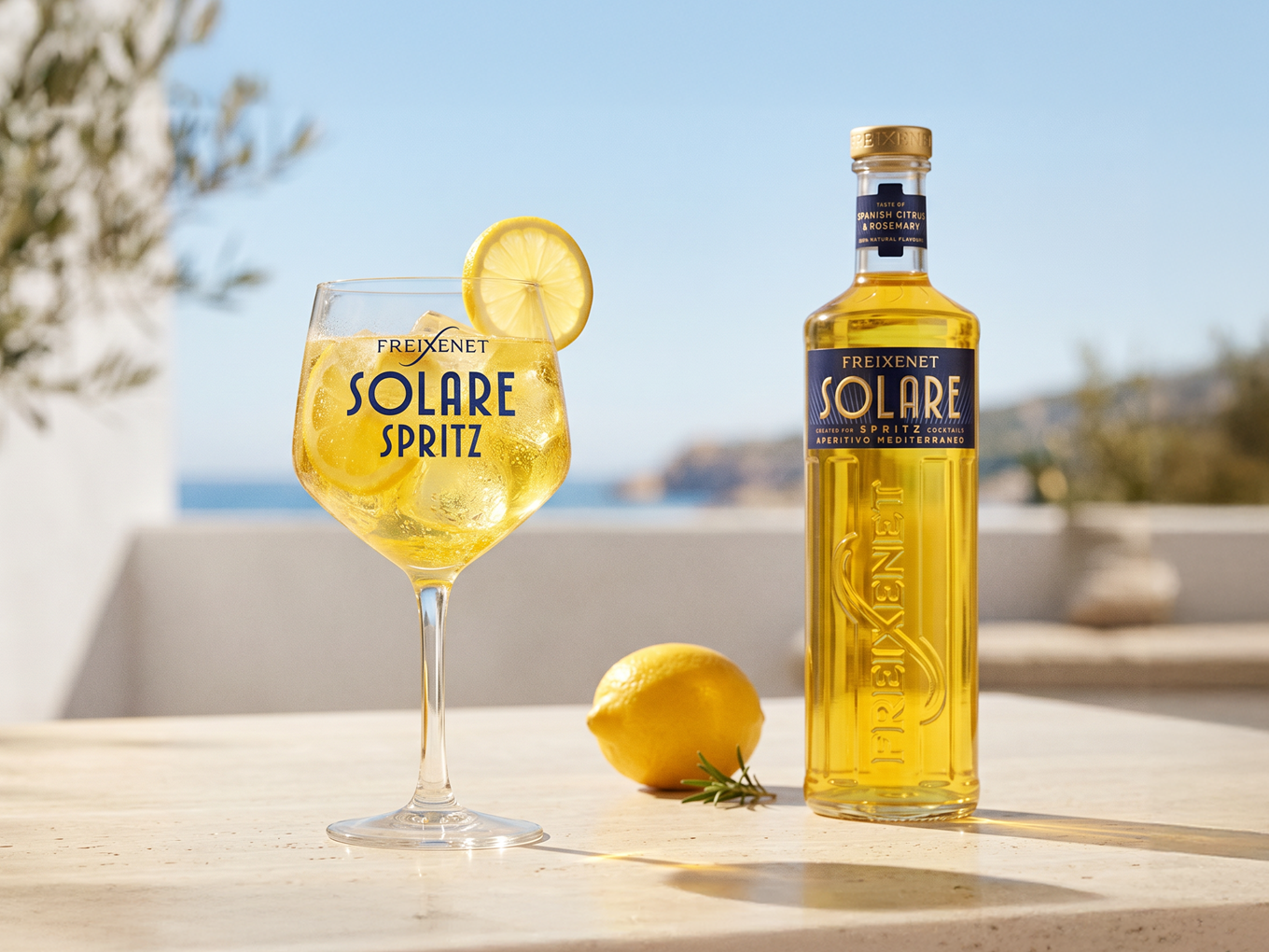 Solare Spritz -drinkki aurinkoisessa ympäristössä