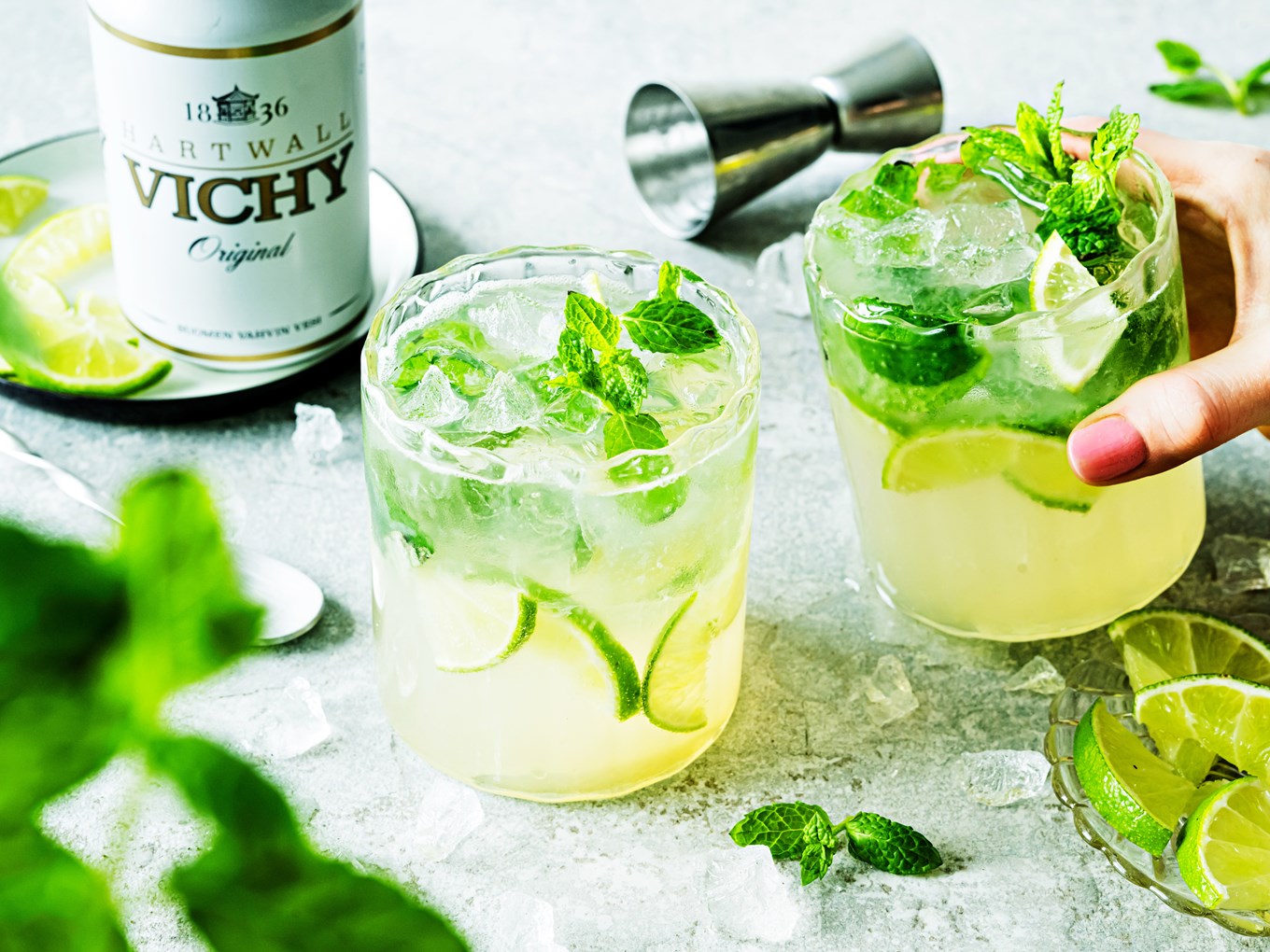 Kaksi Mojito-drinkkiä, takana Hartwall Vichy Original -tölkki