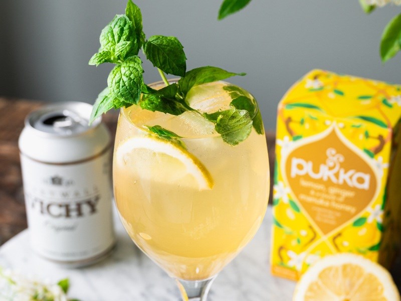 Pukka-teestä ja Vichysta valmistettu jäätee, joka on viinilasissa.