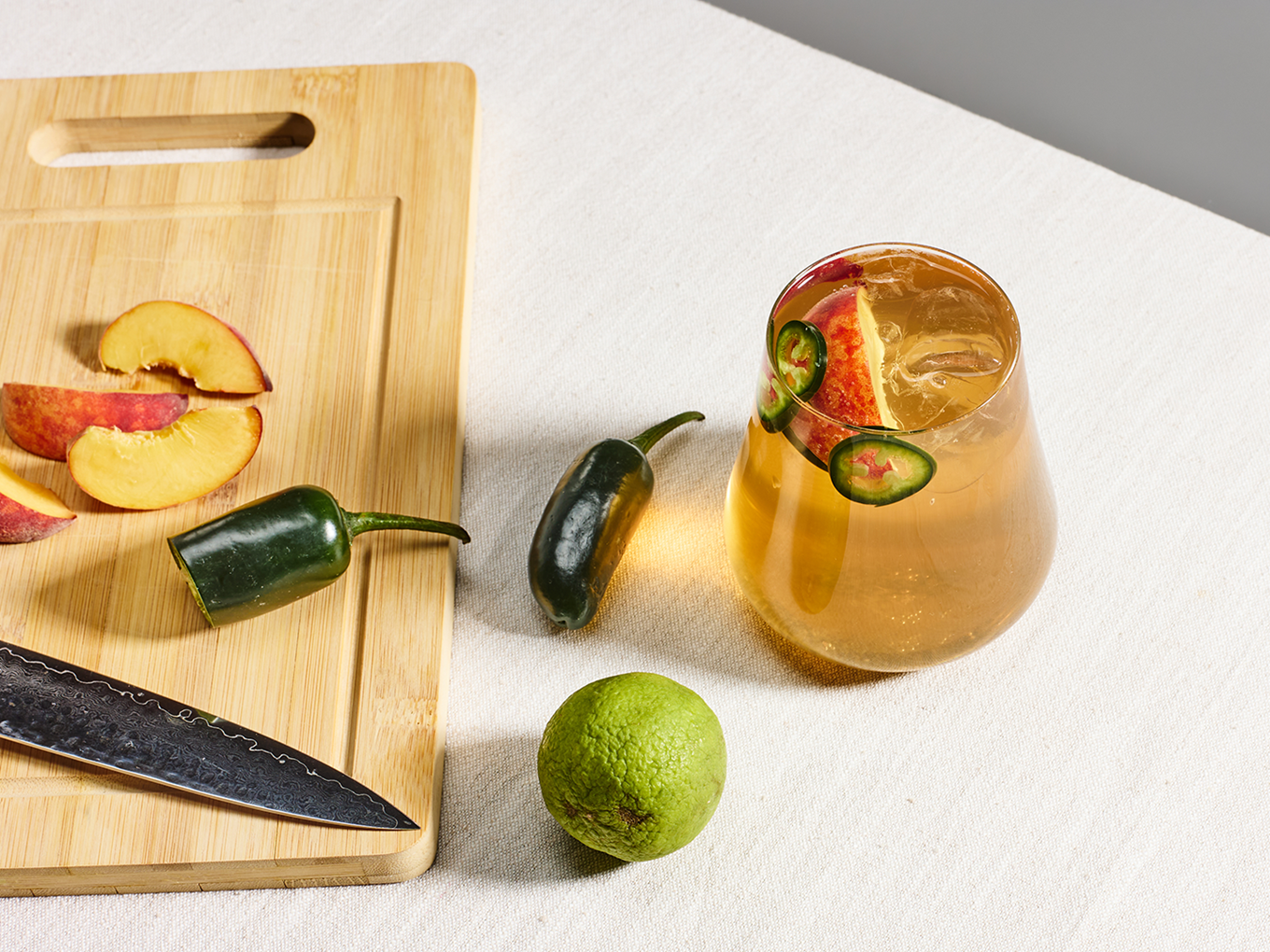 Ginger Joe Summer PitcheKesäinen hard seltzer -drinkki persikalla ja jalapenollar