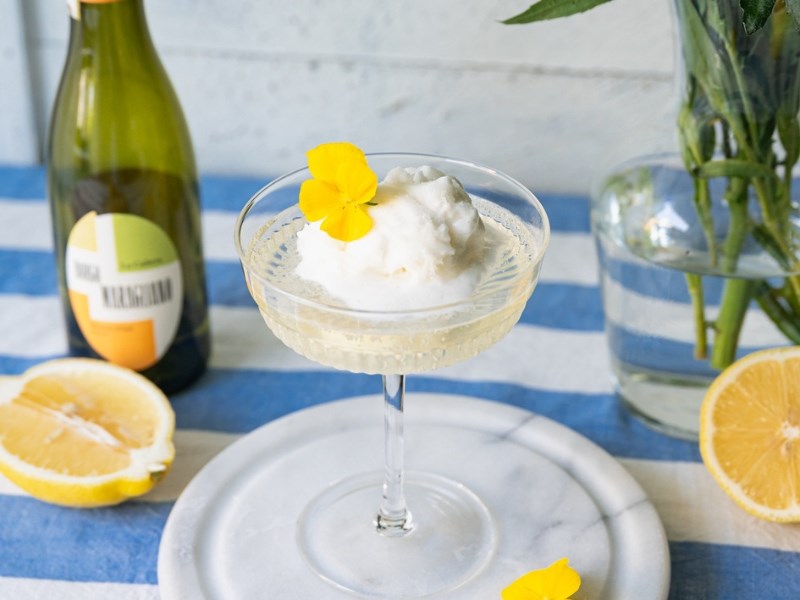 Sitruunasorbetista ja jälkiruokaviinistä valmistettu jälkiruoka. Annos jälkiruokakulhossa.