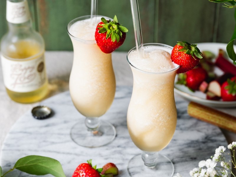 Siideri-slush tarjoiltuna korkeista pirtelölaseista. Koristeena mansikat ja pillit.