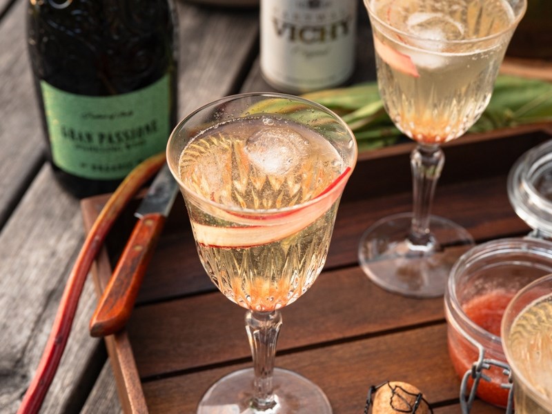 Korkeaan viinilasiin valmistettu raparperidrinkki.