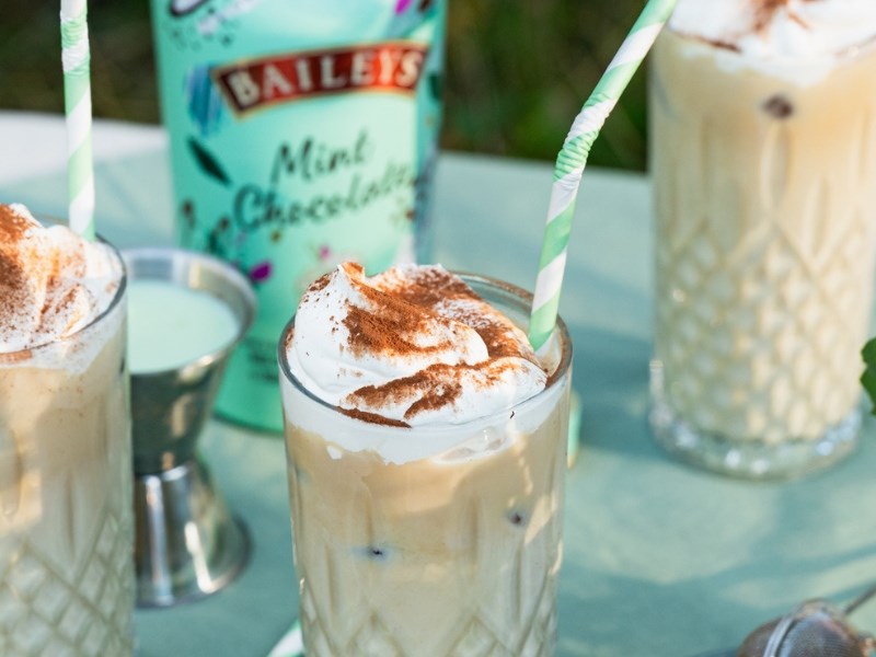 Baileys-jääkahvi itse tehtynä korkeaan lasiin.