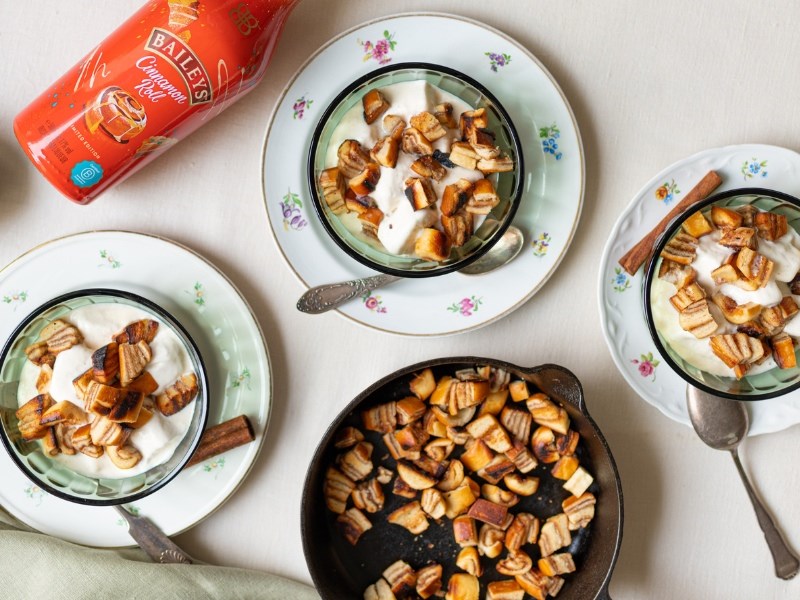 Tarjoilukulhoissa jälkiruoka, jossa vaniljajäätelöä, korvapuusteja ja Baileys Cinnamon Roll -kermalikööriä.