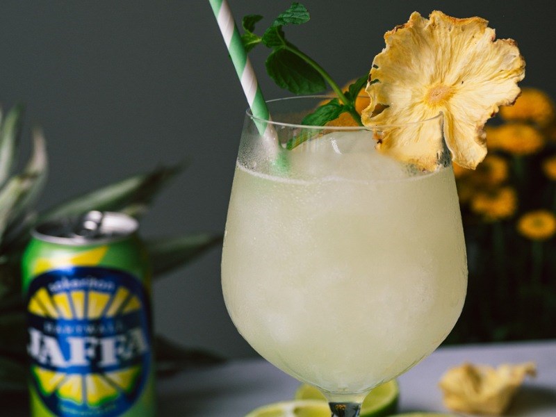 Frozen lemonade -juoma tarjoiltuna viinilasista.