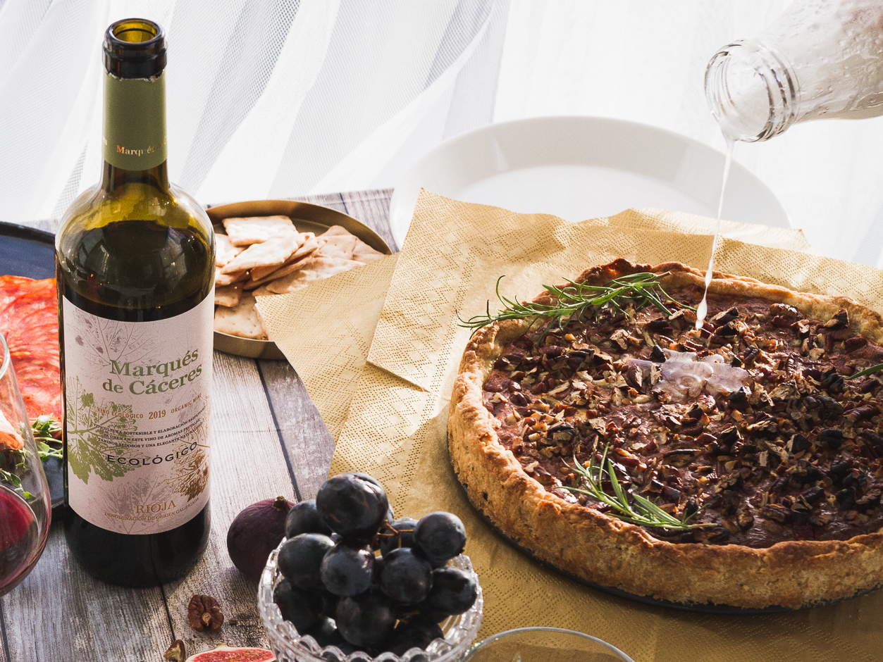 Manchego-pekaanipähkinäpiirakka tapaspöydässä