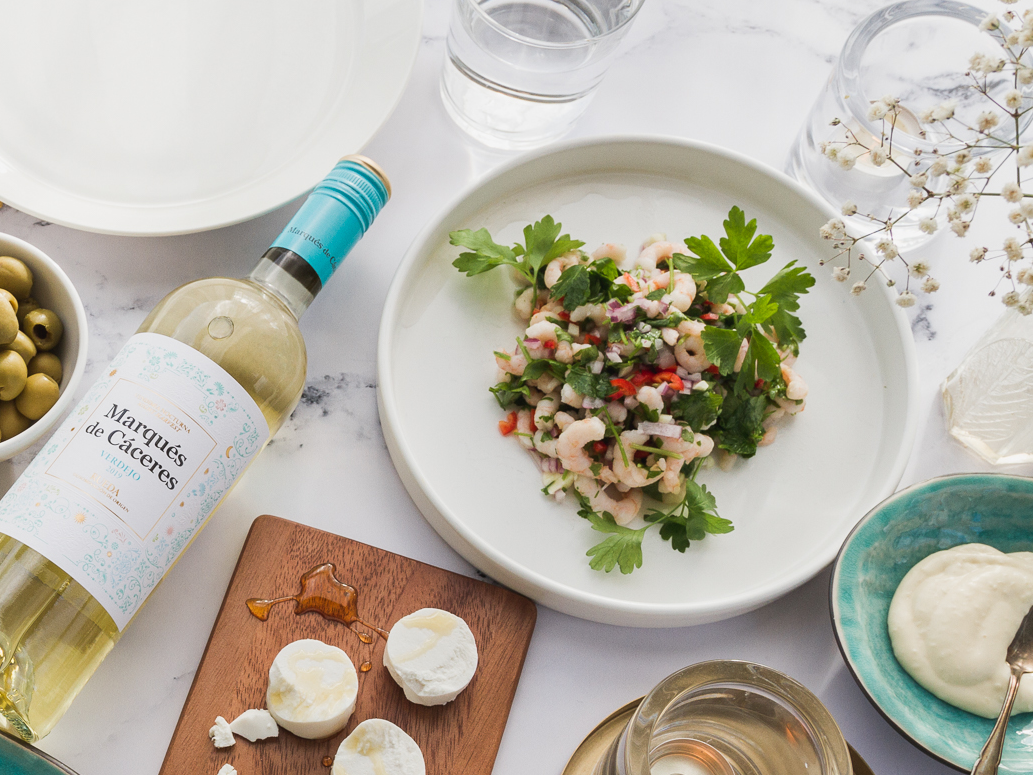 Yrttimarinoidut katkaravut tapaspöydässä