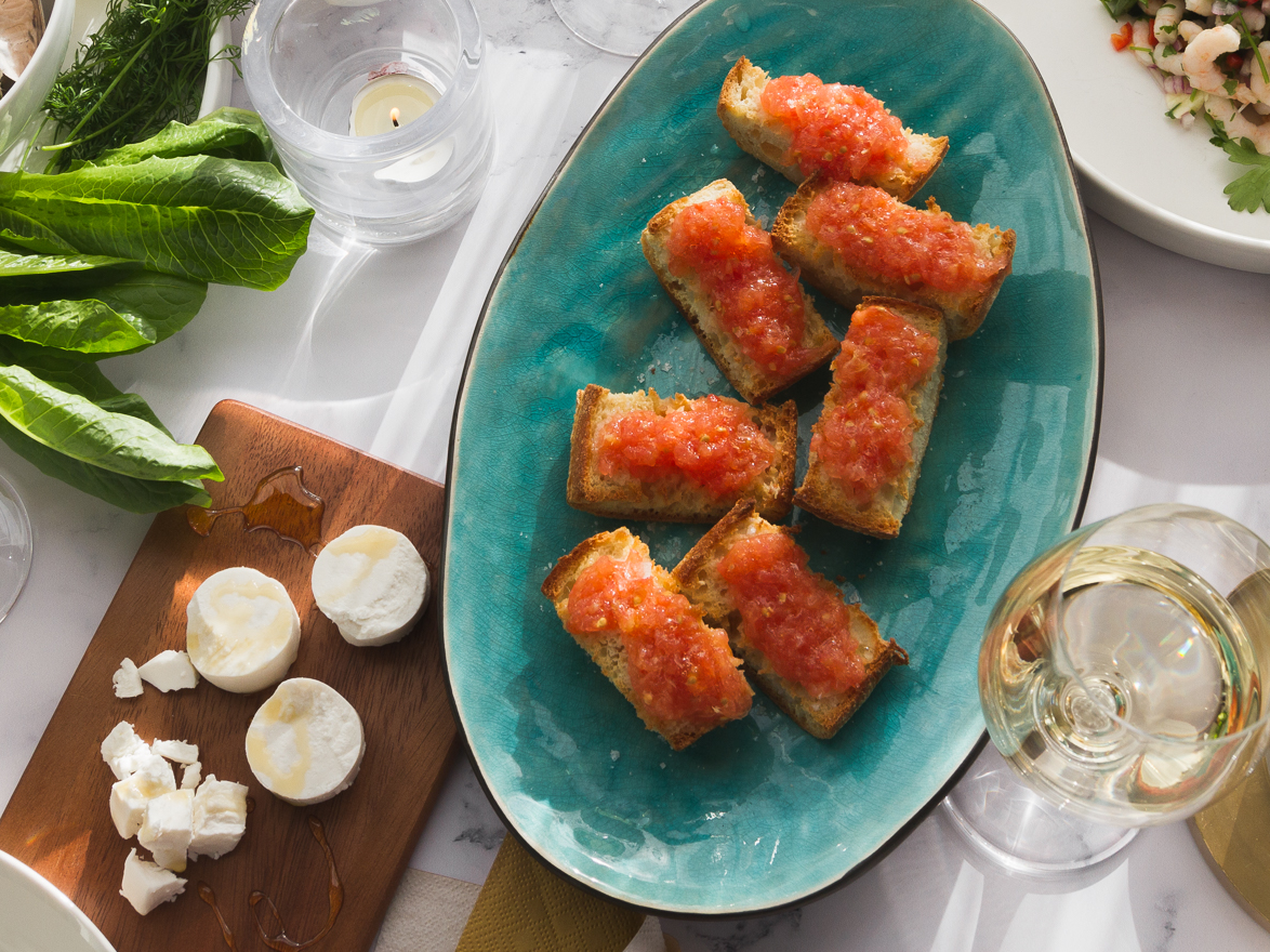 Pan con tomate tapaspöydässä