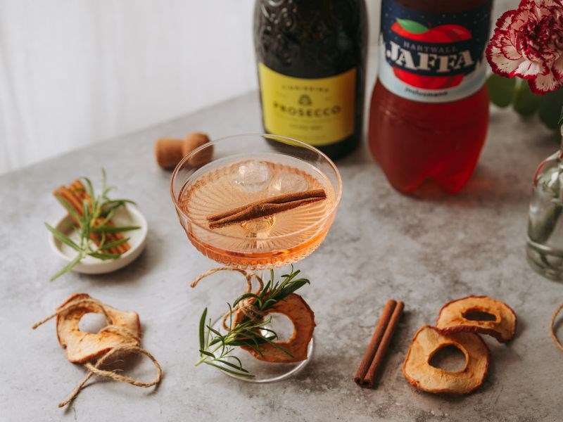 Omenan makuinen juoma laakeassa lasissa