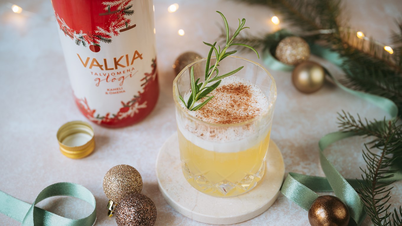 Talviomena-sour jouluisen kattauksen keskellä