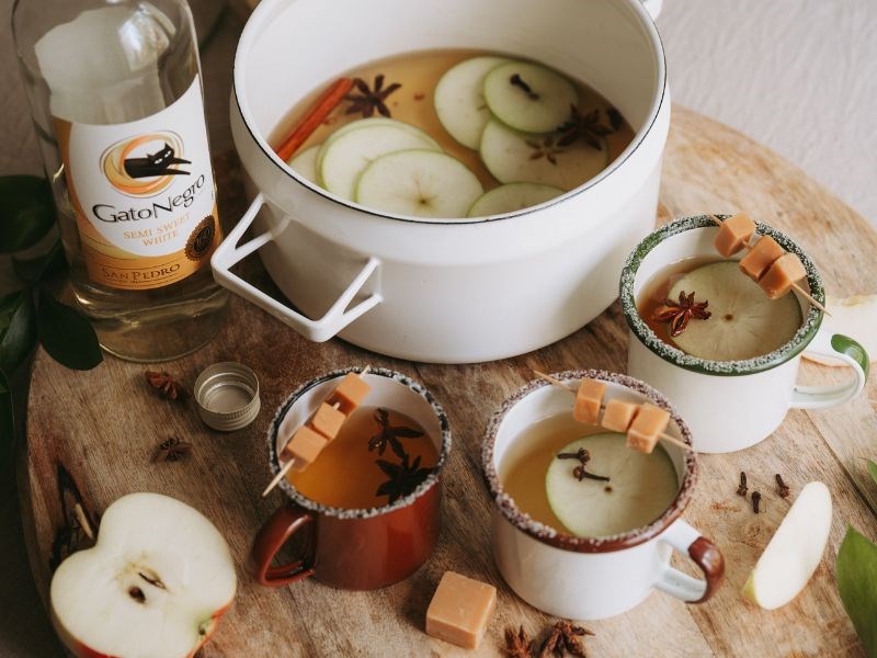 Omenainen valkoviiniglögi kattilassa